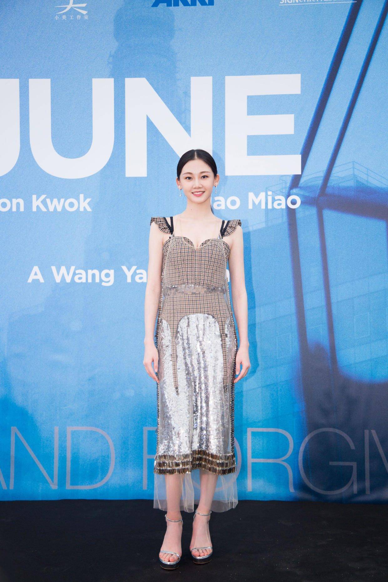 苗苗的身材真"饱满",一袭拼色连衣裙时髦高级,郑恺真有眼光