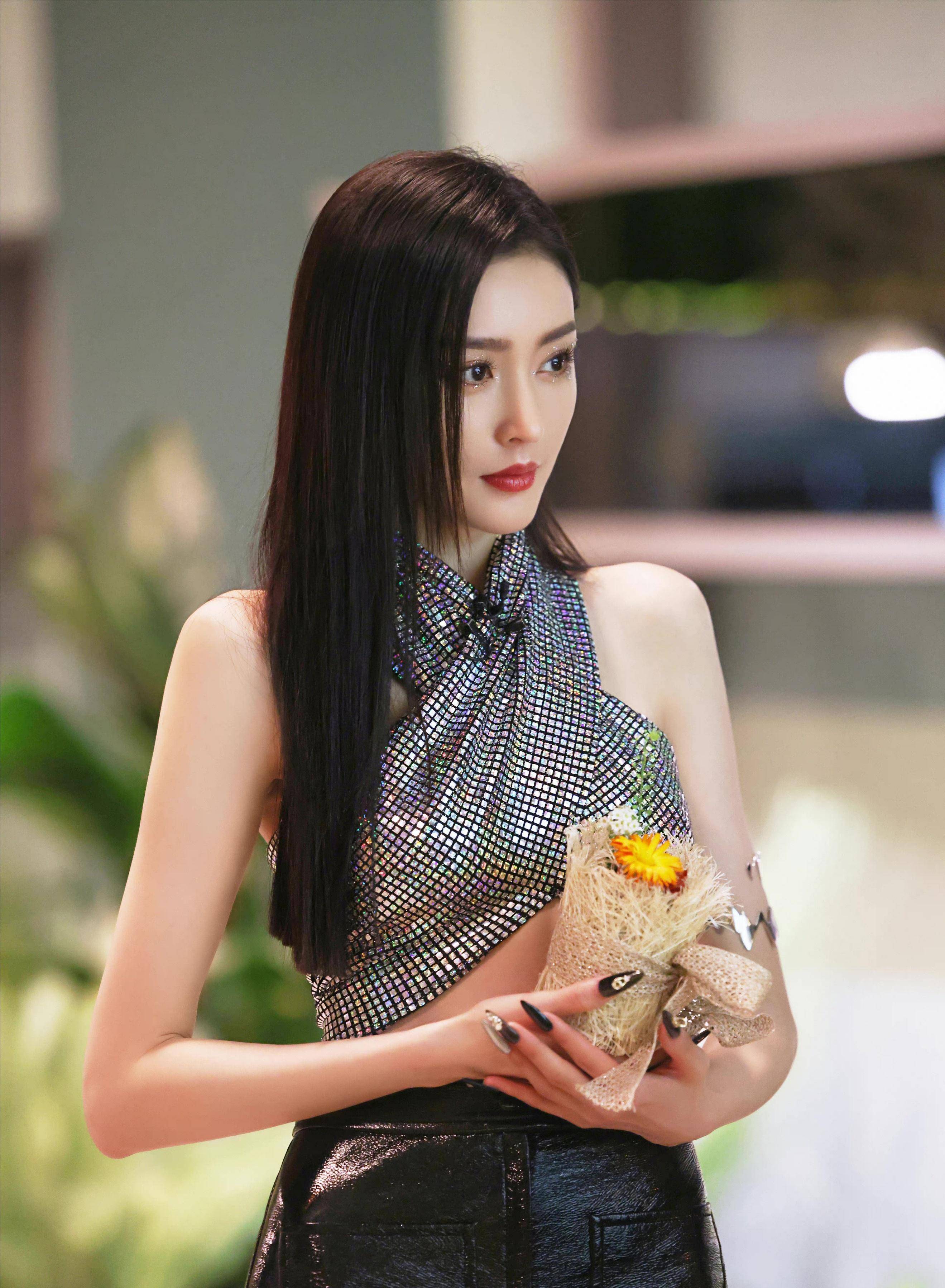 张天爱的直角肩,吴谨言的排骨身材,娱乐圈"病态审美"该停了_女明星