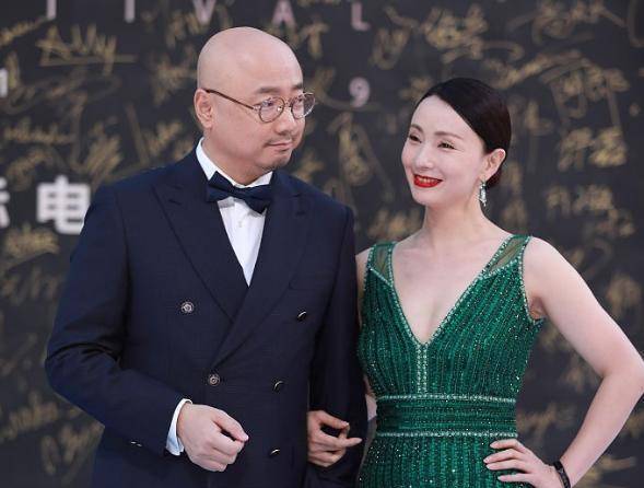 异国他乡偶遇陶虹,夏天穿着羽绒服,脸上雀斑皱纹明显,身材不好_徐峥