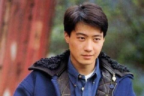 年轻时候的黎明颜值非常高,80年代,90年代时期,黎明因为俊朗潇洒的