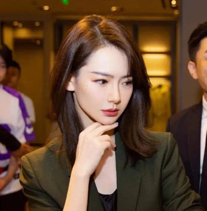 戚薇:"女儿睡了,我会喷上亿的香水,拿红酒和我的老公去厕所约会"_因为