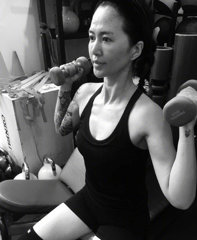 《超女》名震一时,身价过亿仍如拼命三郎_谭维维_健身_身材