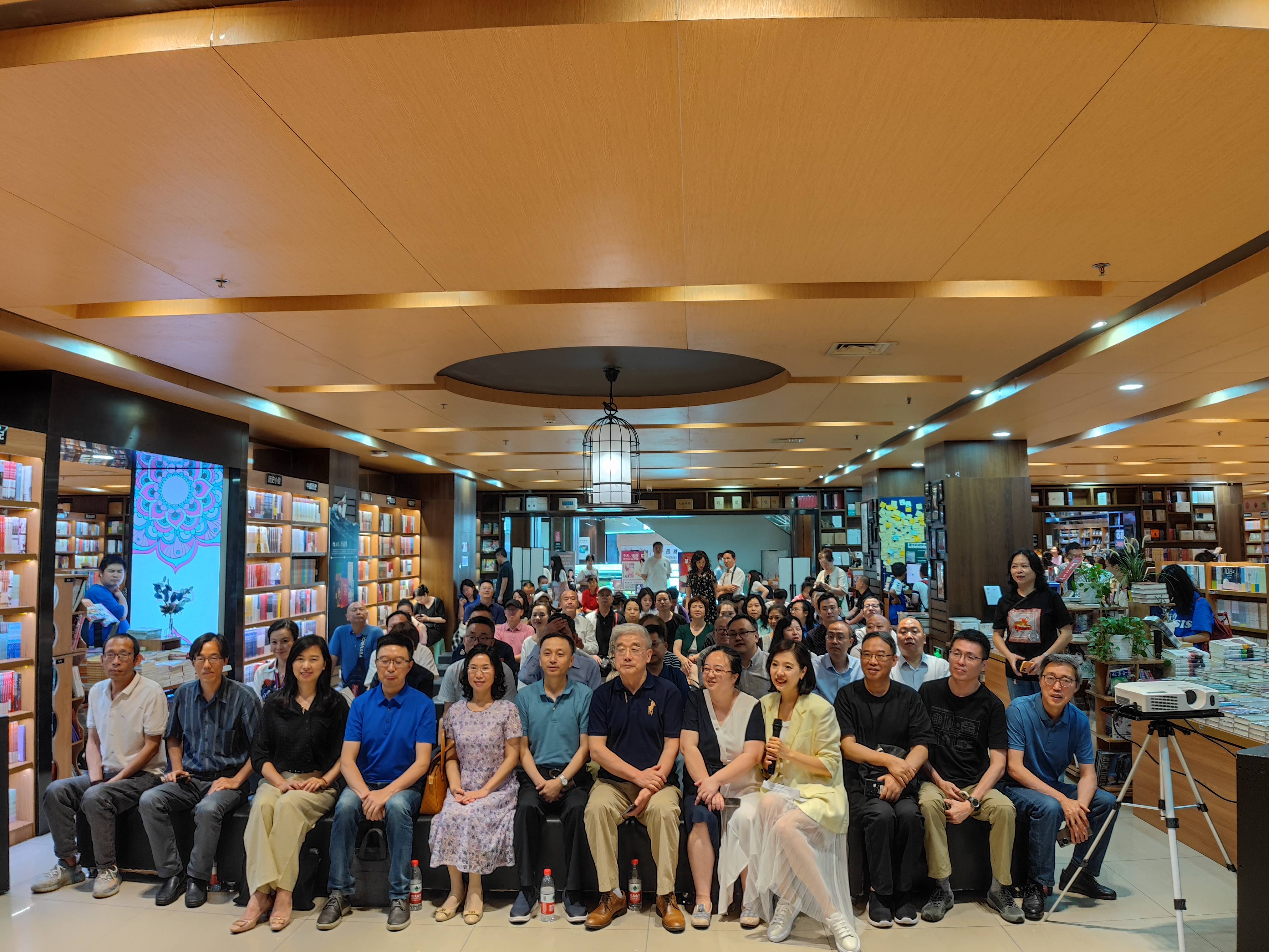 书城承办,沙坪坝区文化馆,重庆市新闻媒体作家协会,重庆音乐广播,重庆