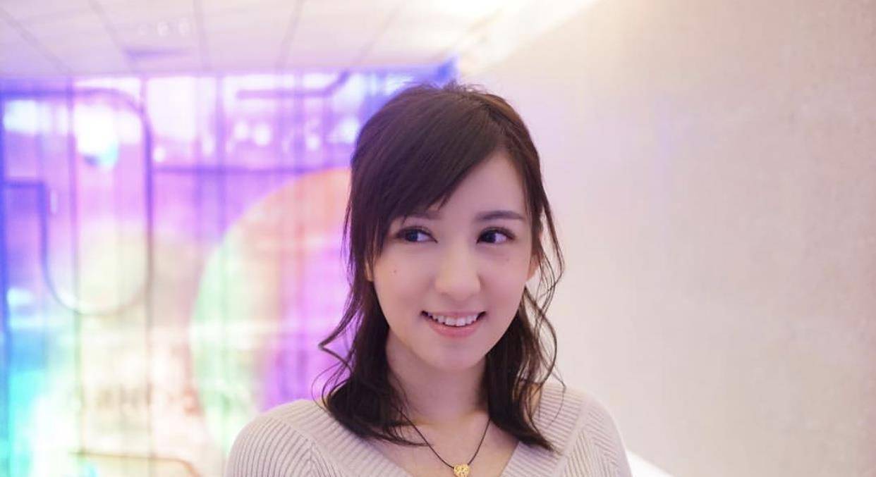 自从人气急升后陈嘉倩就被网友冠以"嘉倩bb"之名,除了很观众缘,她也