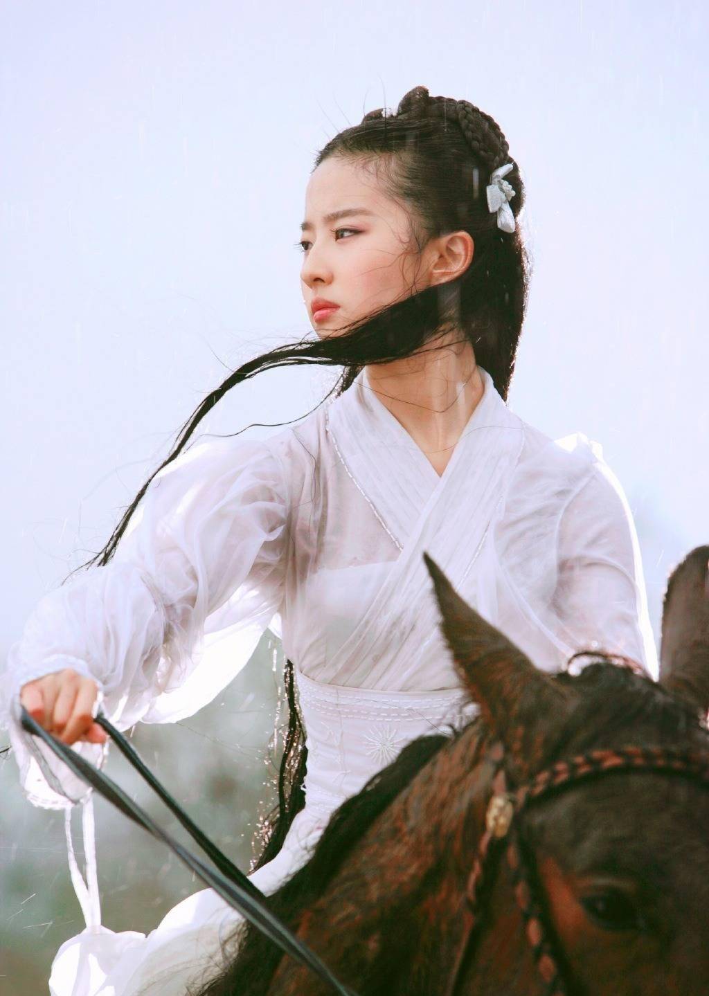 女星骑马姿态大pk:热巴帅气,刘亦菲绝美,赵丽颖霸气清冽!