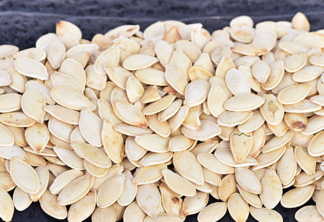 在一起聊天喝茶必不可少的一种美食,营养价值还极高_食用_瓜子_黄白色