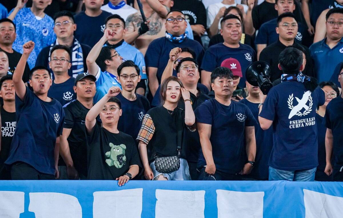 中超大连人vs北京国安看台球迷精彩瞬间,先发的依然是美女部分!