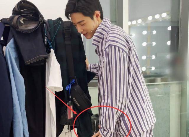 肖战作为男人的求胜欲,不追求表面效果,明明身材很好,却不卖弄_俯卧撑