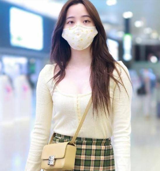 欧阳娜娜穿大u领抢镜,很懂视线转移,让人注意不到圆鼓鼓的肚子_造型