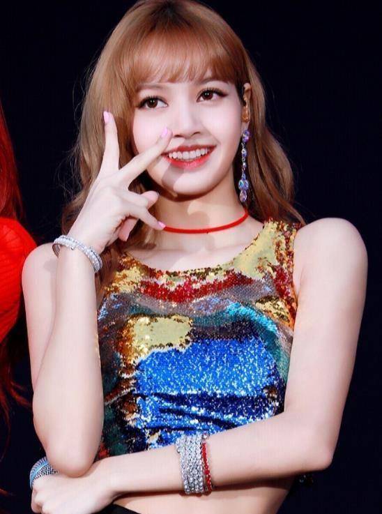 辣lisa曲线傲人,程潇逆光芭比"a爆全场"!_jennie_好身材_样子