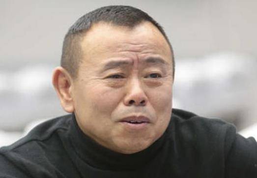 年轻时,没人在乎潘长江,甚至嘲笑他的身高和相貌,年幼时得了消渴症