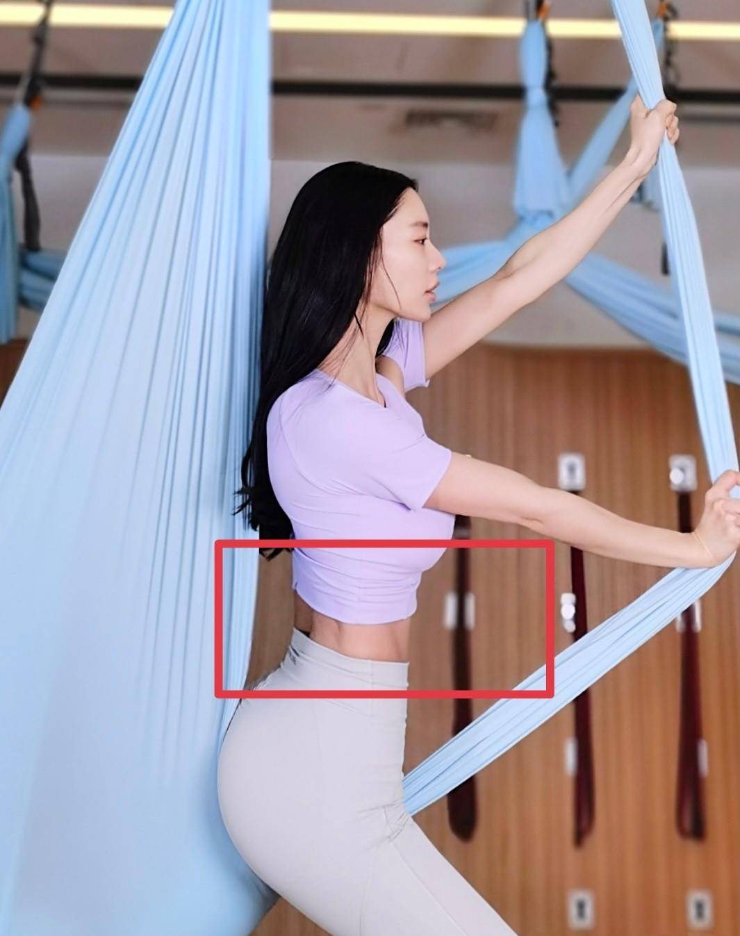 亚洲第一美女克拉拉礼裙大开衩,秀出一双美腿,神秘老公从不露面_旗袍