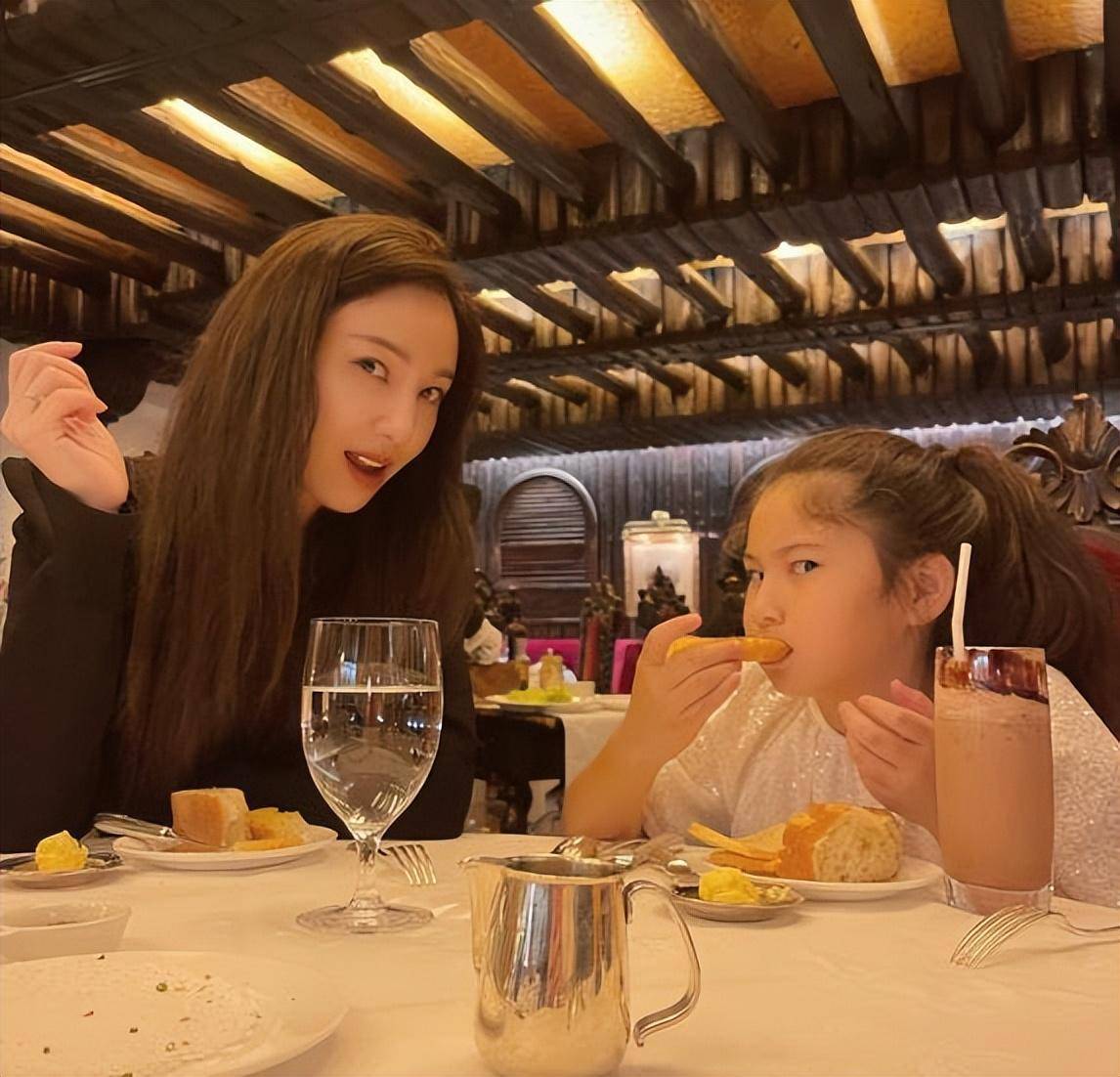 星二代们过节日儿童节,应采儿陈意涵,刘畊宏姐姐,主打一个陪伴_女儿