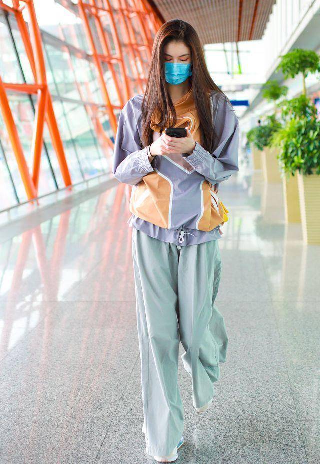 国际超模何穗机场亮相,休闲穿搭亦有时尚感_一身_身高_亚洲