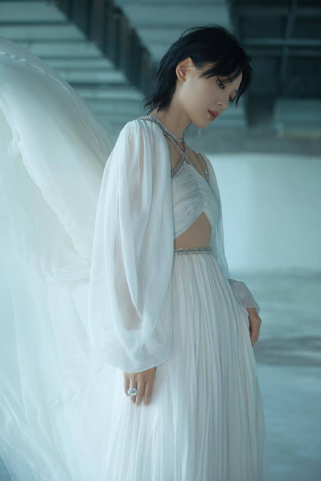 昆山这一夜,章子怡如女王,周冬雨像精灵,女星风情万种,真好看_造型