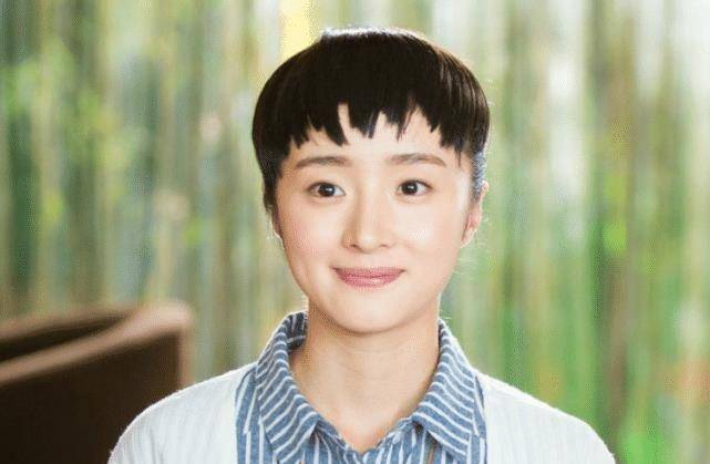 凭《旋风少女》爆红的胡冰卿,因颜值高自信走时尚风,谁会不心动?