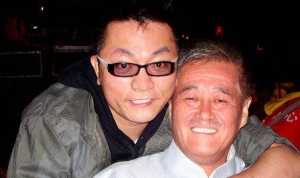 赵本山器重的弟子,娶传媒公司高管为妻,如今40岁婚姻生活很幸福_汤潮