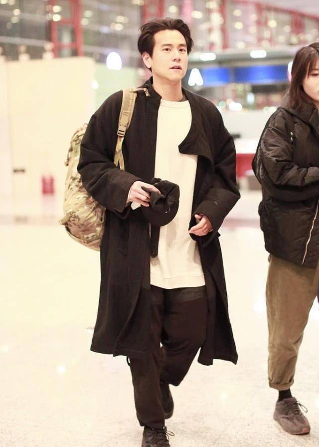 再看彭于晏的肩上,背了一款迷彩色的包包,这款包包背上相当拉风,那种