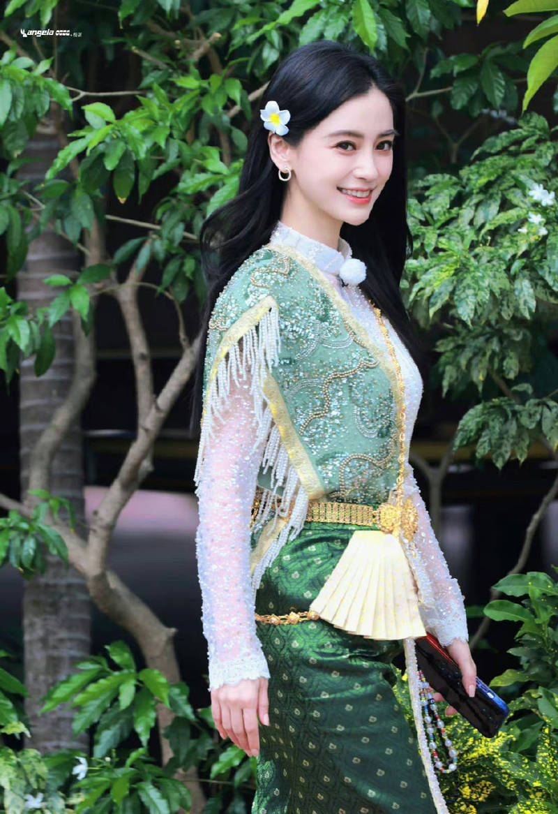 杨颖(angelababy)的时尚品味和自信态度使她成为时尚界的风向标