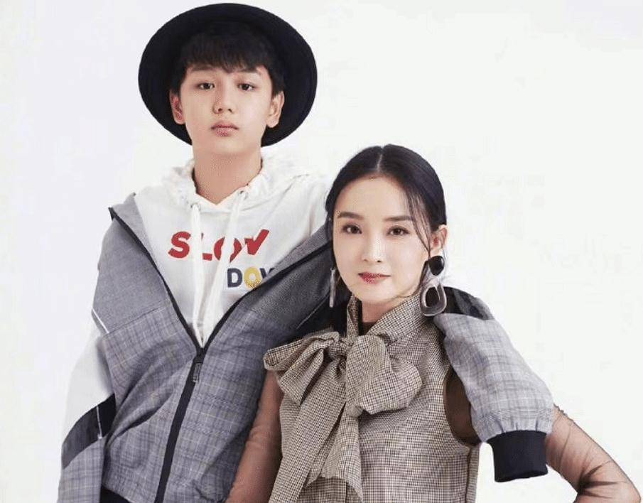 王艳15岁儿子王泓钦,称家中妈妈地位最高,小时曾扇妈妈耳光_家庭_爸爸