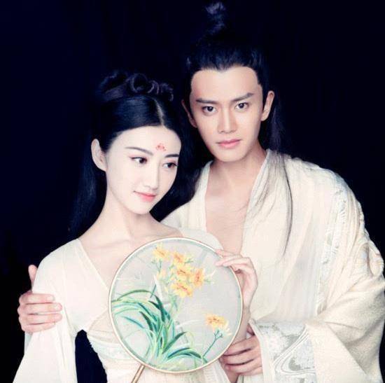 任嘉伦凭《锦衣之下》再次爆红,公开结婚后,他老婆却变成了这样_聂欢