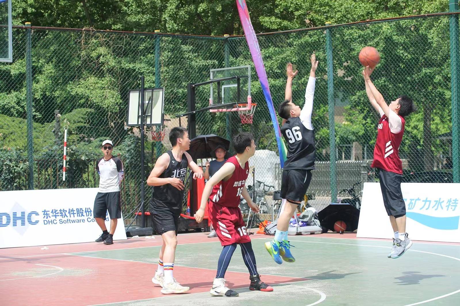 个组别,其中青年组20支队,中年组6支队,100余名球员齐聚中关村体育场