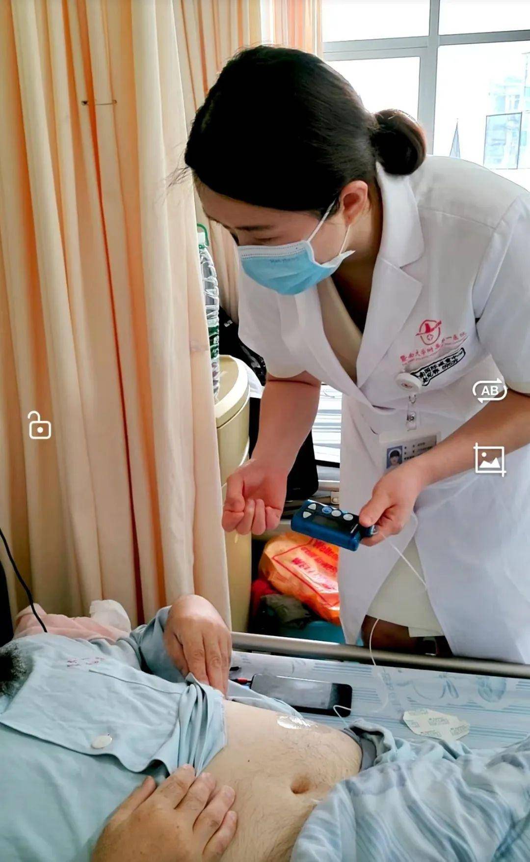减重中心个案管理师胰岛素泵师赵宛鄂协助内分泌医护为范大哥佩戴了