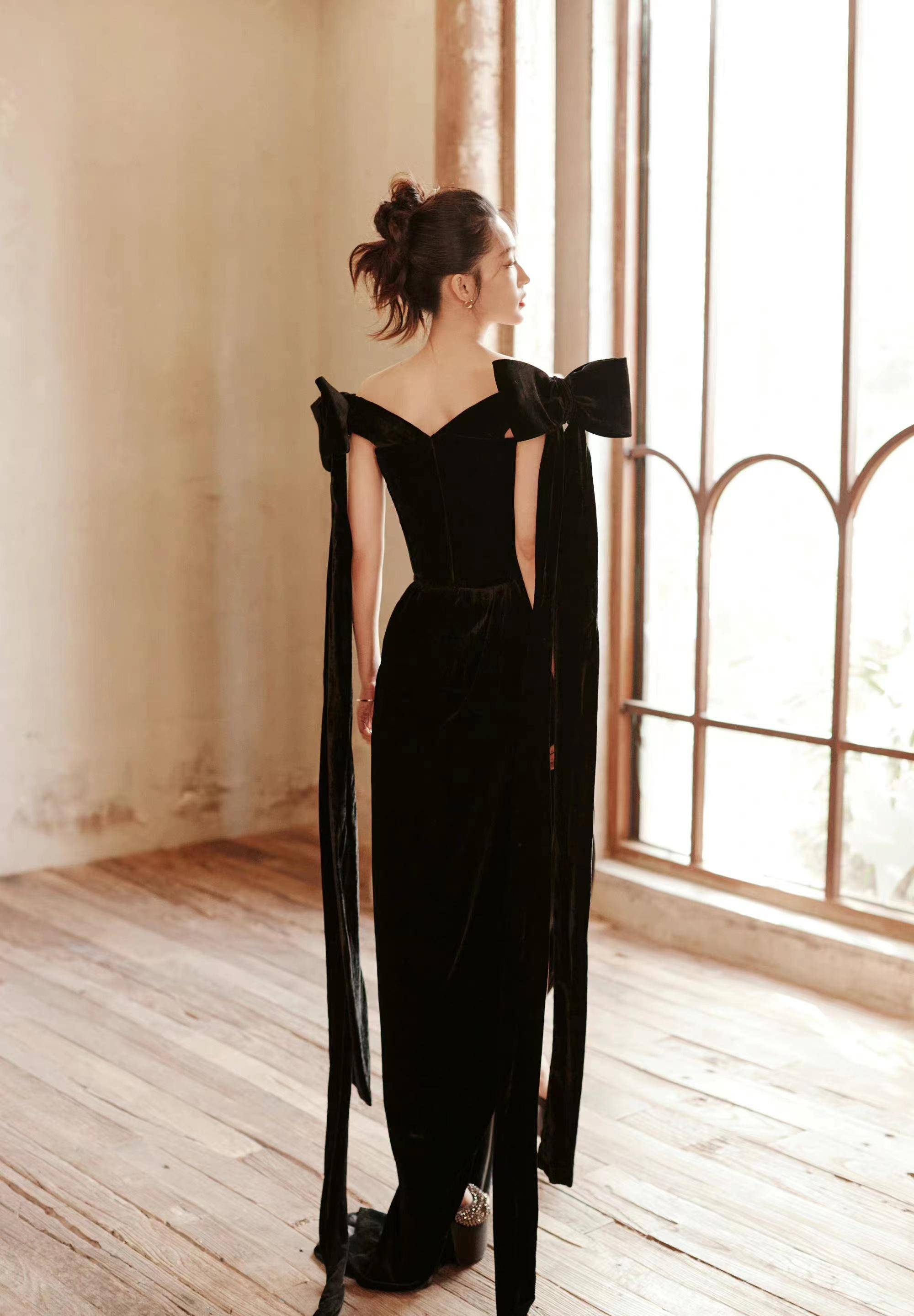 李沁红毯新造型美出圈,一袭黑色蝴蝶结飘带丝绒长裙,高贵优雅