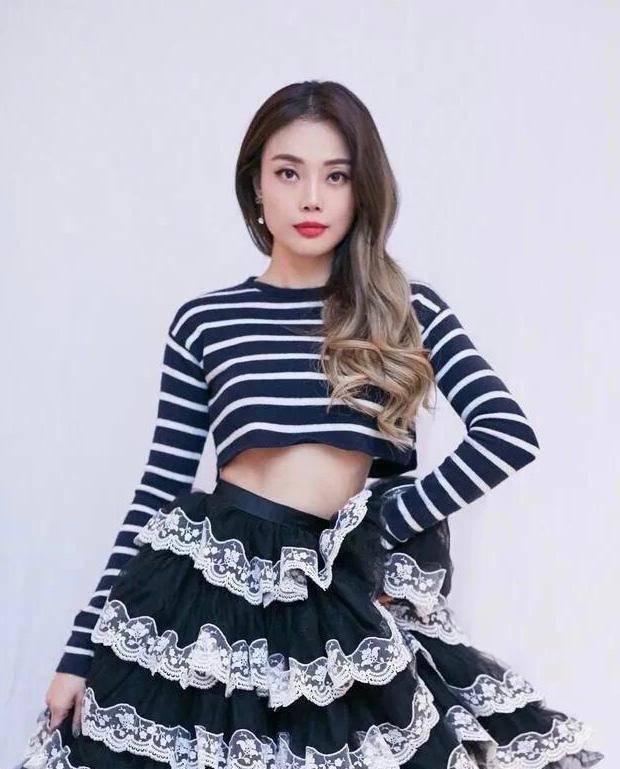 有网民在社交平台上曝料称《乘风破浪的姐姐2》的姐姐为了拉票太卑微!
