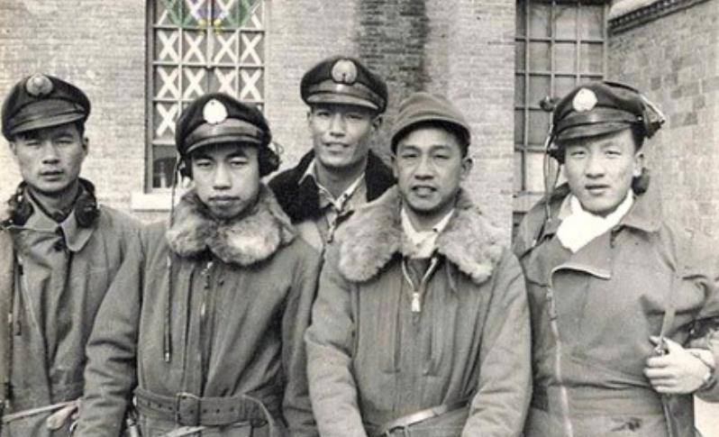 五名起义者在石家庄机场的合影,右一为俞渤为什么炸弹不能准确投弹呢?