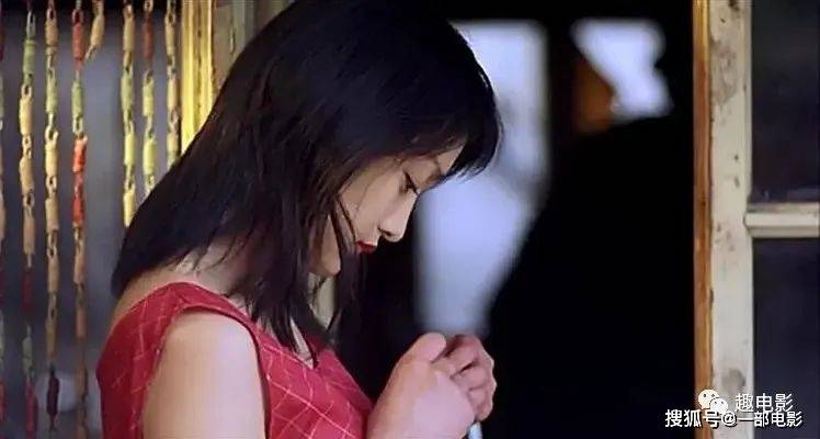 两人吃饭时会经常偷看隔壁豪宅里的女邻居,她叫红琴.