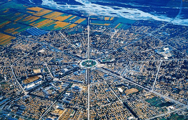 世界上唯一最完整的八卦城,就在我国,没有红绿灯却从来不堵车_特克斯