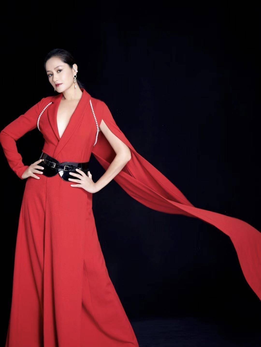 瞿颖不愧是模特出身,黑色蕾丝上衣配牛仔短裤简约利落,高挑时髦_西装