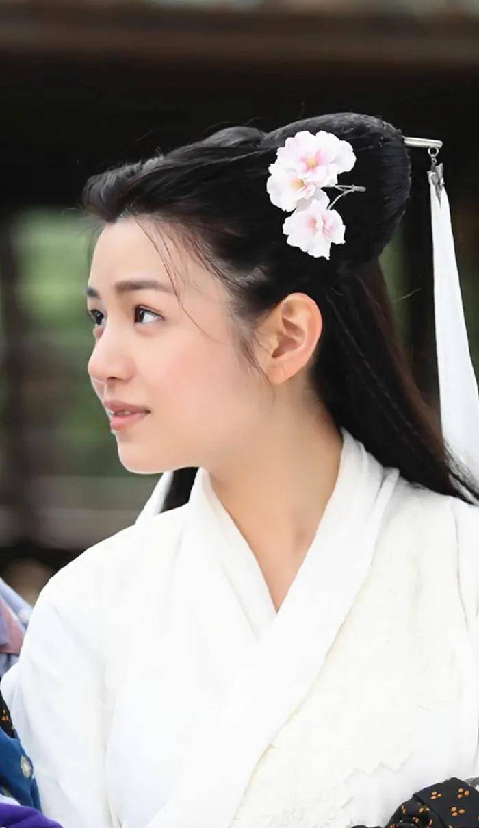 而在此之前陈妍希一直都是以美女形象示人.