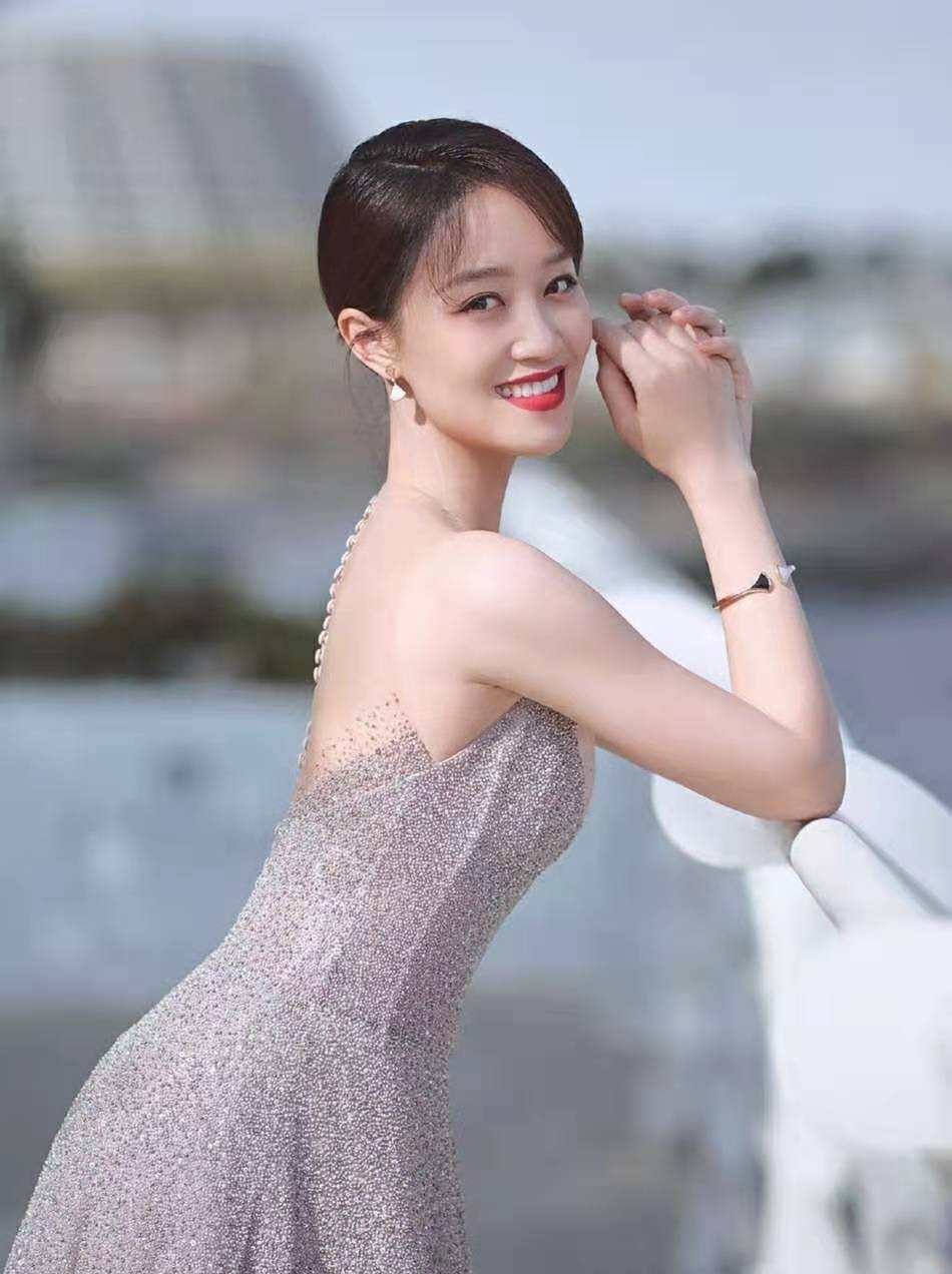 蓝盈莹和王智同框显高冷 牵手好"僵硬"同是银色不同风格_身材_颜色