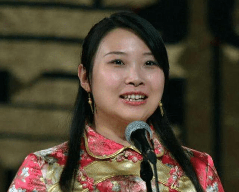 因为当时在德云社工作的不只是他,还有他的妻子肖佳玉