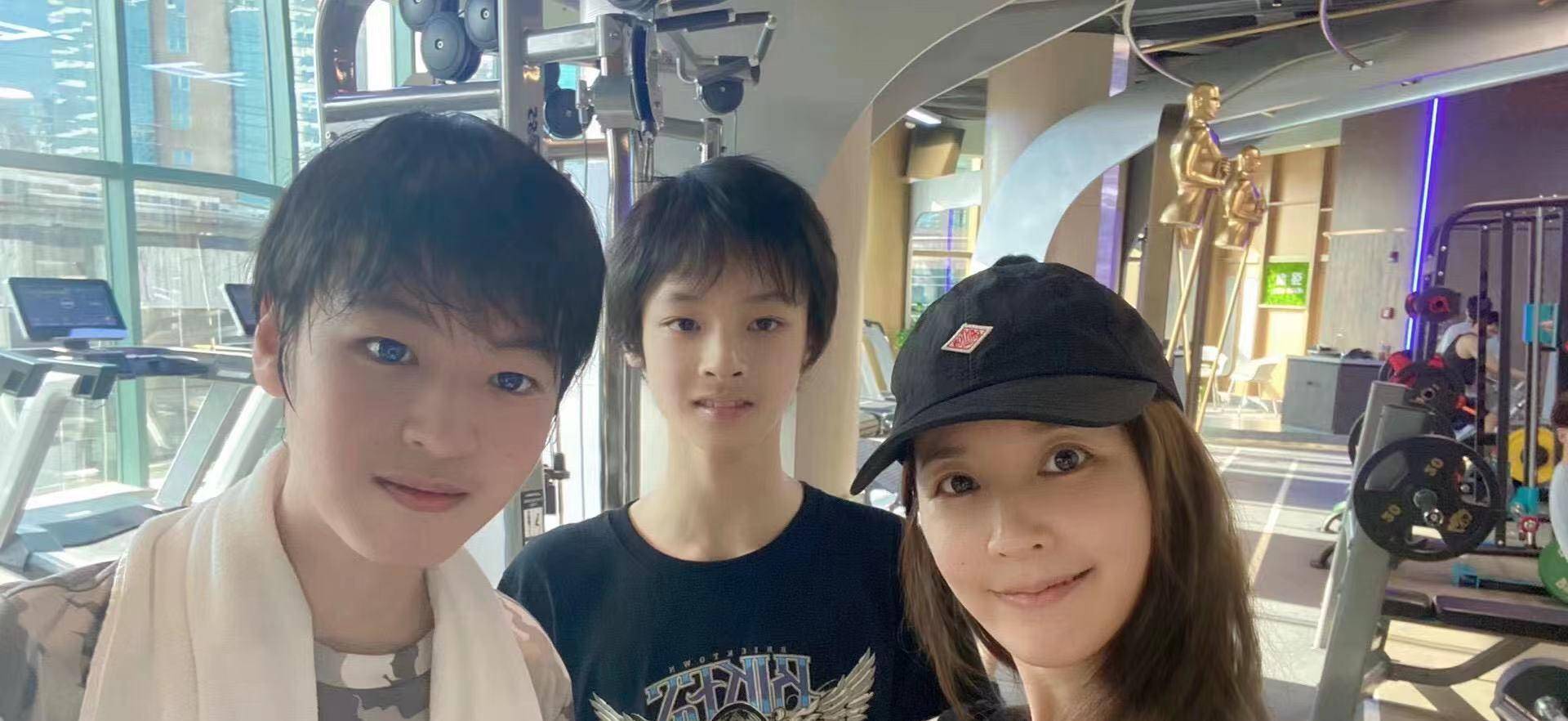 马景涛前妻素颜娇美似少女,13岁儿子六块腹肌太惊人,高颜值似爸_小