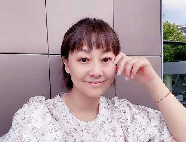 张卫健老婆近照发福变化大,把猫当儿子生活惬意,久居内地住豪宅_张茜