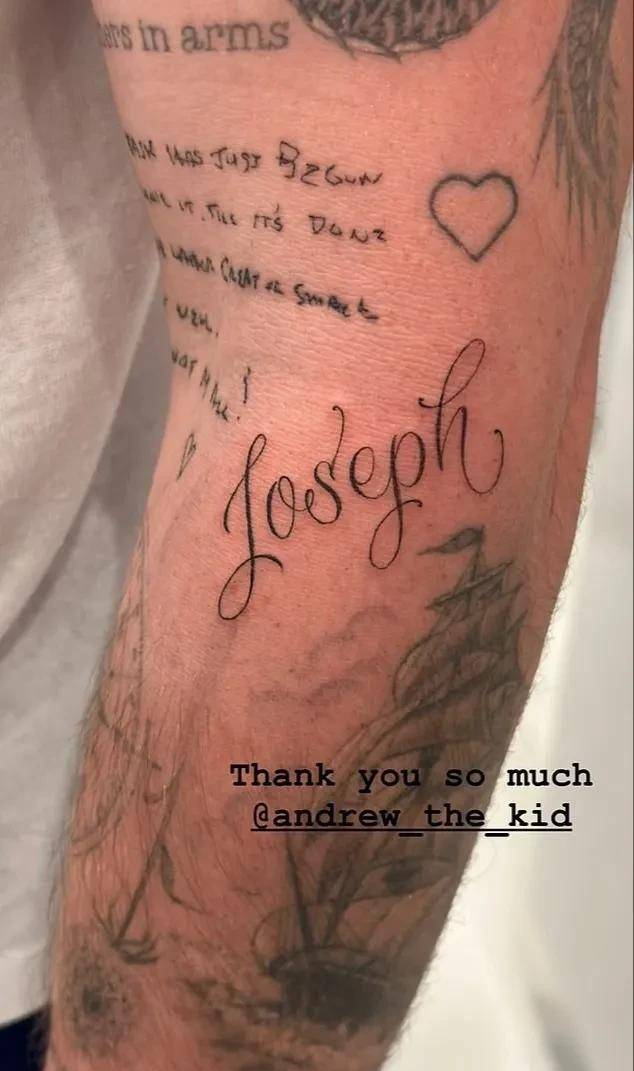 在他的致敬中,布鲁克林"拿下"了他手臂上的纹身,承认当他用新纹身给