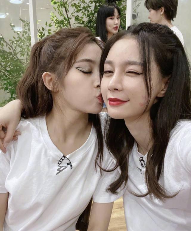 沈梦辰晒和姐姐们合影,关系亲密处成闺蜜,即便淘汰友谊也感人_万茜