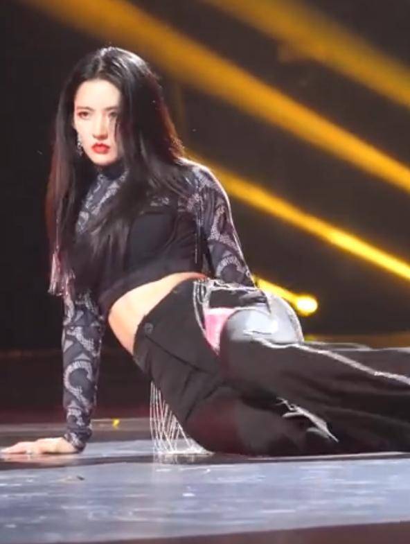 许佳琪刘些宁都是舞蹈担当,同做蝎子摆尾动作:差距出来了_时候_网友