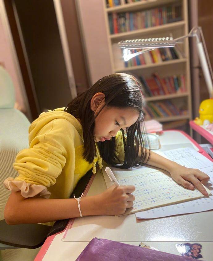 张思捷也需要做作业,趴在课桌上十分认真,特别乖乖女