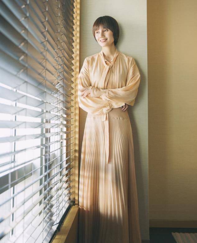 身穿黑色礼服的袁泉上台领奖.