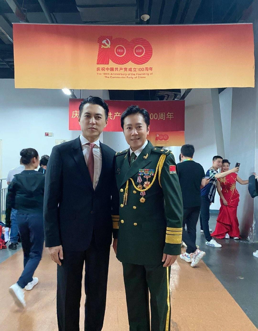 蔡国庆晒追星照,成龙可爱,李宇春飒,李现抢镜,可文案却有错字_明星_王