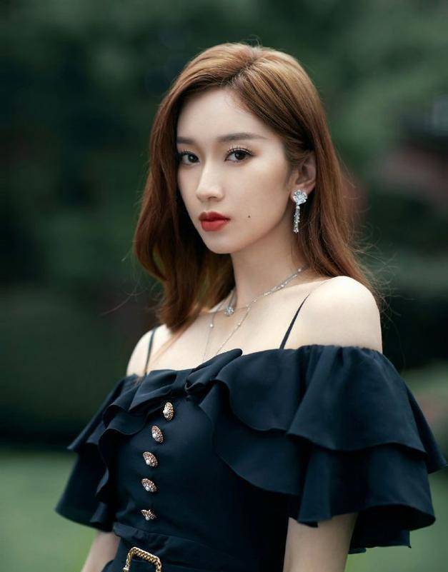 刘令姿改简介强调"单身艺人",回击与董思成,蔡徐坤恋爱的谣言_绯闻