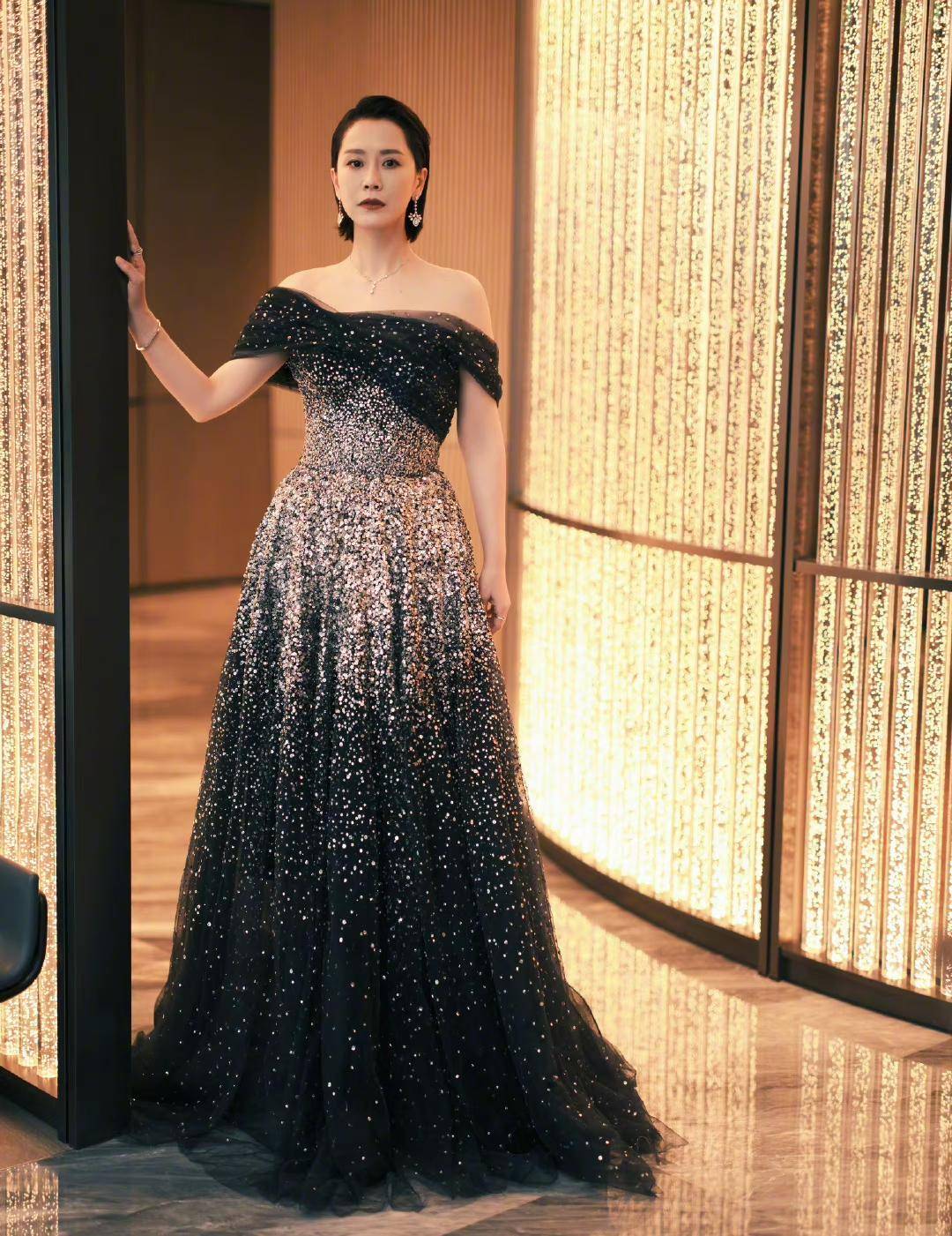 46海清仪态真牛!五套礼服上身,瞬间成为"顶级名流"!_女士_年龄_女性