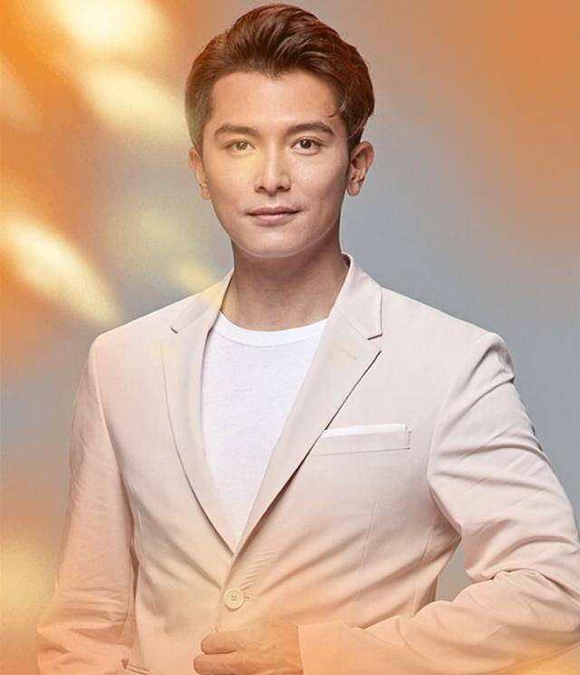 换身造型,换身装扮的邱泽还是很帅的,潮流时尚的发型加上立体的五官