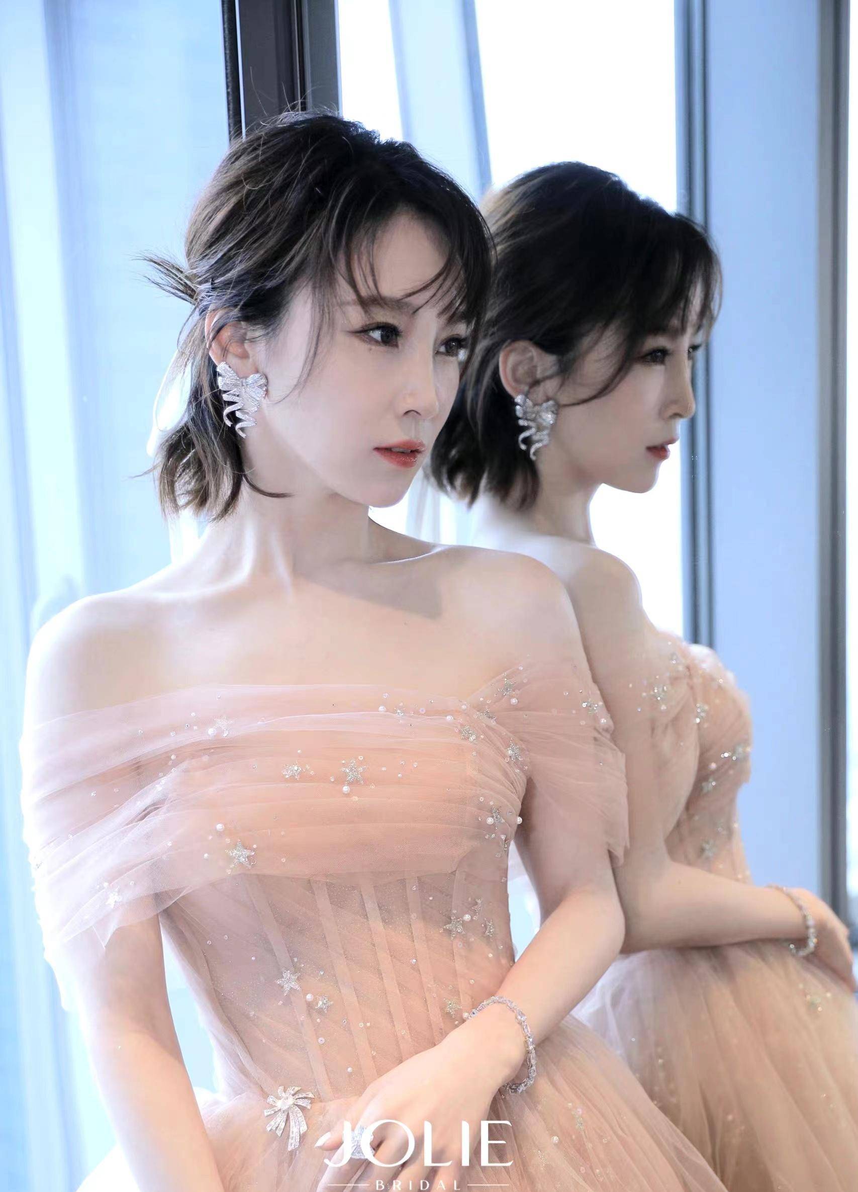 谢楠留长发了,半扎发搭配粉色一字肩薄纱裙,温柔又甜美!