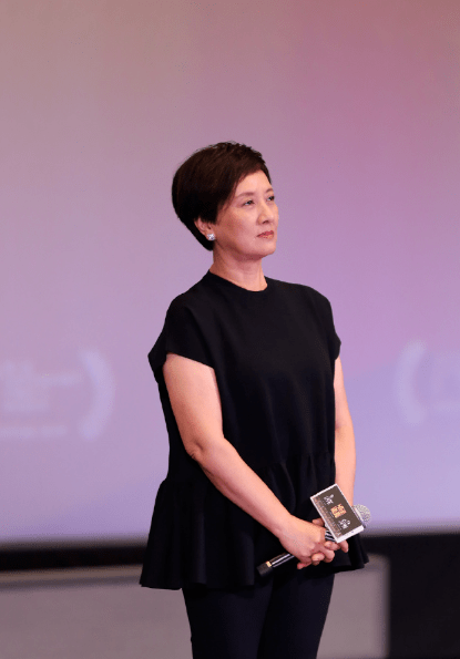 邓婕优雅老去的样子真美,穿黑色无袖上衣端庄稳重,短发更显飒爽_时尚