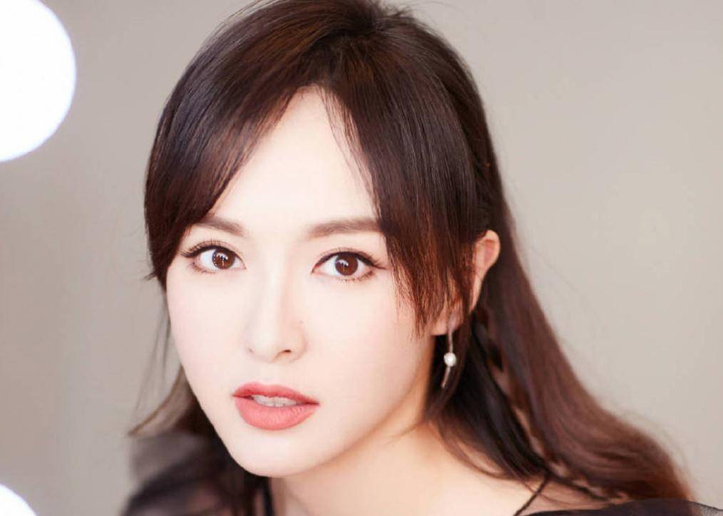 此前有媒体称拍到吴倩去产检,但图片分别率特别低,完全无法分辨是医院